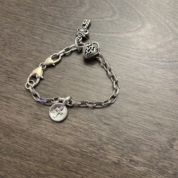 Brighton jewelry box and seven bracelets with various charms - Picture 3 of 11